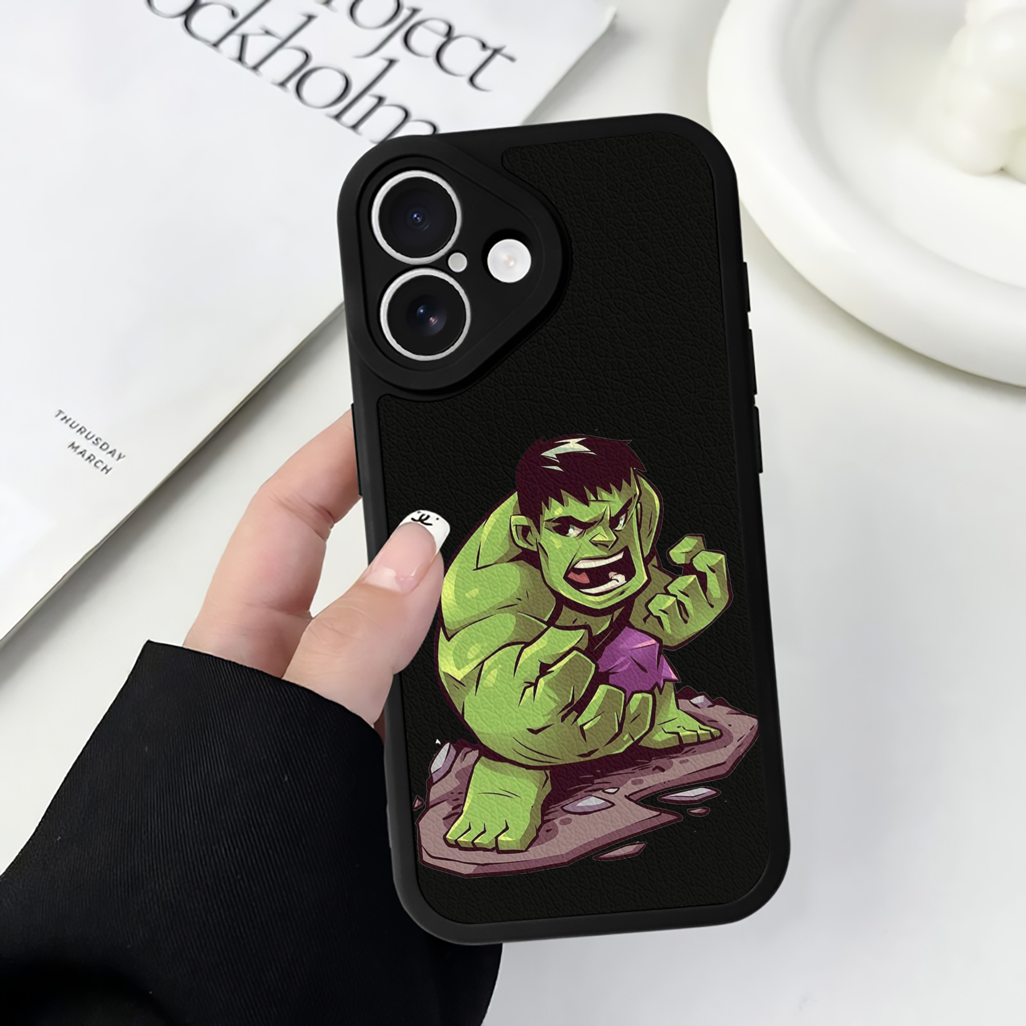 （画像用） アベンジャーズ The Avengers 【iPhone 16シリーズ対応】シリコンスマホケース（レザー調） 材質：シリコン